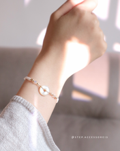 將圖片載入圖庫檢視器 Shell peace buckle hand strap with Swarovski and Japanese glass beads <2 colors>