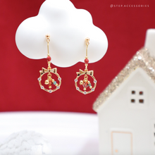 將圖片載入圖庫檢視器 S305 - Small Christmas Wreath earrings with Swarovski and Czech glass beads