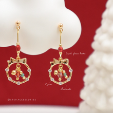 將圖片載入圖庫檢視器 S305 - Small Christmas Wreath earrings with Swarovski and Czech glass beads