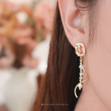 將圖片載入圖庫檢視器 Christmas Vintage Rose earrings with freshwater pearls and Swarovski