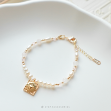 將圖片載入圖庫檢視器 Heart gold medal Bracelet with freshwater pearls and natural stone <2 colors>