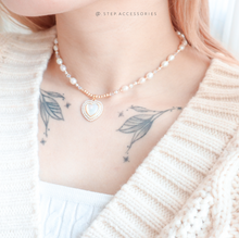 將圖片載入圖庫檢視器 Freshwater pearls Choker with Czech glass beads and Shell heart Pendant with Zircon