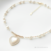 將圖片載入圖庫檢視器 Freshwater pearls Choker with Czech glass beads and Shell heart Pendant with Zircon