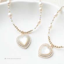 將圖片載入圖庫檢視器 Freshwater pearls Choker with Czech glass beads and Shell heart Pendant with Zircon