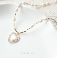 將圖片載入圖庫檢視器 Freshwater pearls Choker with Czech glass beads and Shell heart Pendant with Zircon