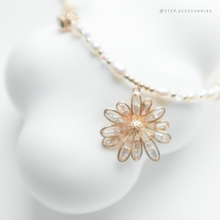 將圖片載入圖庫檢視器 Zircon Flower Choker with freshwater pearls and Swarovski