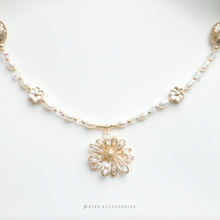將圖片載入圖庫檢視器 Zircon Flower Choker with freshwater pearls and Swarovski