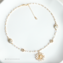 將圖片載入圖庫檢視器 Zircon Flower Choker with freshwater pearls and Swarovski