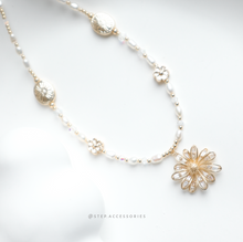 將圖片載入圖庫檢視器 Zircon Flower Choker with freshwater pearls and Swarovski