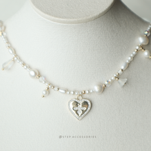 將圖片載入圖庫檢視器 Girly Heart Choker with freshwter pearls and shell pearls