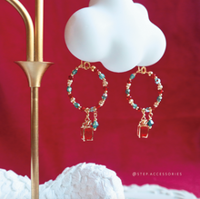將圖片載入圖庫檢視器 S317 Red Christmas gift box ear hoops with Czech glass beads and Swarovski