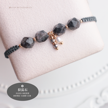 將圖片載入圖庫檢視器 Faceted Natural stone hand strap with freshwater pearls and glass beads <black/white/brown>
