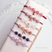 將圖片載入圖庫檢視器 Faceted Natural stone hand strap with freshwater pearls and glass beads <red/pink/purple>