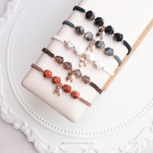 將圖片載入圖庫檢視器 Faceted Natural stone hand strap with freshwater pearls and glass beads <black/white/brown>