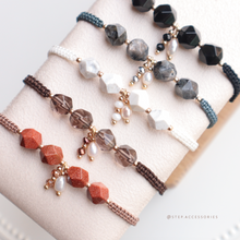 將圖片載入圖庫檢視器 Faceted Natural stone hand strap with freshwater pearls and glass beads <black/white/brown>