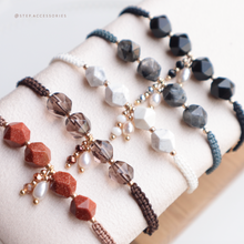 將圖片載入圖庫檢視器 Faceted Natural stone hand strap with freshwater pearls and glass beads <black/white/brown>