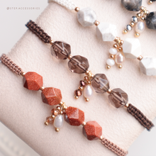 將圖片載入圖庫檢視器 Faceted Natural stone hand strap with freshwater pearls and glass beads <black/white/brown>