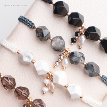 將圖片載入圖庫檢視器 Faceted Natural stone hand strap with freshwater pearls and glass beads <black/white/brown>
