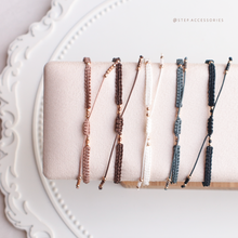 將圖片載入圖庫檢視器 Faceted Natural stone hand strap with freshwater pearls and glass beads <black/white/brown>