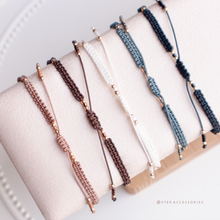 將圖片載入圖庫檢視器 Faceted Natural stone hand strap with freshwater pearls and glass beads <black/white/brown>