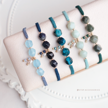 將圖片載入圖庫檢視器 Faceted Natural stone hand strap with freshwater pearls and glass beads <green/navy/blue>