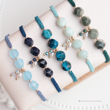 將圖片載入圖庫檢視器 Faceted Natural stone hand strap with freshwater pearls and glass beads <green/navy/blue>