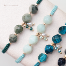 將圖片載入圖庫檢視器 Faceted Natural stone hand strap with freshwater pearls and glass beads <green/navy/blue>