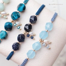 將圖片載入圖庫檢視器 Faceted Natural stone hand strap with freshwater pearls and glass beads <green/navy/blue>