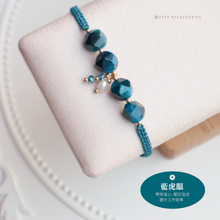 將圖片載入圖庫檢視器 Faceted Natural stone hand strap with freshwater pearls and glass beads <green/navy/blue>