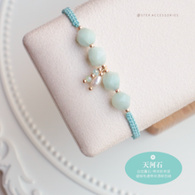 將圖片載入圖庫檢視器 Faceted Natural stone hand strap with freshwater pearls and glass beads <green/navy/blue>