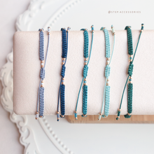將圖片載入圖庫檢視器 Faceted Natural stone hand strap with freshwater pearls and glass beads <green/navy/blue>