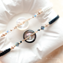 將圖片載入圖庫檢視器 Shell peace buckle hand strap with Swarovski and Japanese glass beads <2 colors>