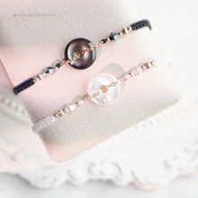 將圖片載入圖庫檢視器 Shell peace buckle hand strap with Swarovski and Japanese glass beads <2 colors>