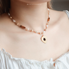 將圖片載入圖庫檢視器 Natural stone Big heart pendant Choker with freshwater pearls and Swarovski < 2 colors>