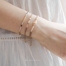 將圖片載入圖庫檢視器 Shell Handstrap set with Freshwater pearls and Czech glass beads