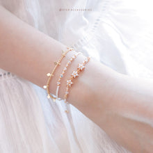 將圖片載入圖庫檢視器 Pearls flower Handstrap set with Swarovski and Gold Chain