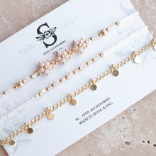 將圖片載入圖庫檢視器 Pearls flower Handstrap set with Swarovski and Gold Chain