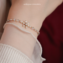 將圖片載入圖庫檢視器 Christmas White Snowflake Hand strap piece/set with Swarovski and glass pearls