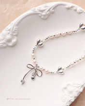 將圖片載入圖庫檢視器 Heart Ribbon Choker with Freshwater pearls and Swarovski<2 colors>