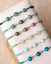 將圖片載入圖庫檢視器 6mm Natural stone Hand strap with Japanese glass beads <green/mint/lake>