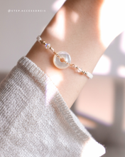 將圖片載入圖庫檢視器 Shell peace buckle hand strap with Swarovski and Japanese glass beads <2 colors>