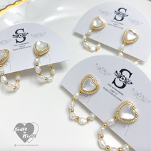 將圖片載入圖庫檢視器 S156 Heart with Natural Shell and Freshwater Pearls Earrings