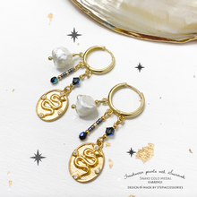 將圖片載入圖庫檢視器 D105 Snake gold medal with Swarovski & Freshwater pearls hoop earrings