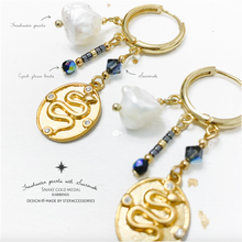 將圖片載入圖庫檢視器 D105 Snake gold medal with Swarovski & Freshwater pearls hoop earrings