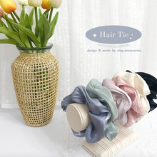 將圖片載入圖庫檢視器 Hair Tie with Shine fabric and gold medal <6 colors>