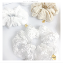 將圖片載入圖庫檢視器 Hair Tie with lace / embroidery fabric and gold medal <3 colors>