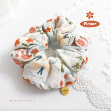 將圖片載入圖庫檢視器 Hair Tie with embroidery flower / cherry pattern fabric and gold medal <2 colors>