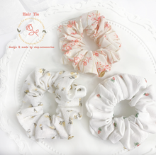 將圖片載入圖庫檢視器 Hair Tie with flower pattern fabrics and gold medal <3 colors>
