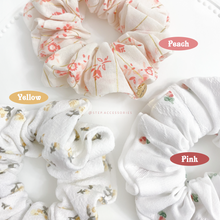 將圖片載入圖庫檢視器 Hair Tie with flower pattern fabrics and gold medal <3 colors>