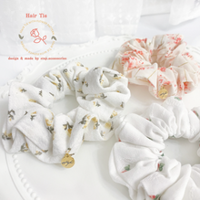 將圖片載入圖庫檢視器 Hair Tie with flower pattern fabrics and gold medal <3 colors>